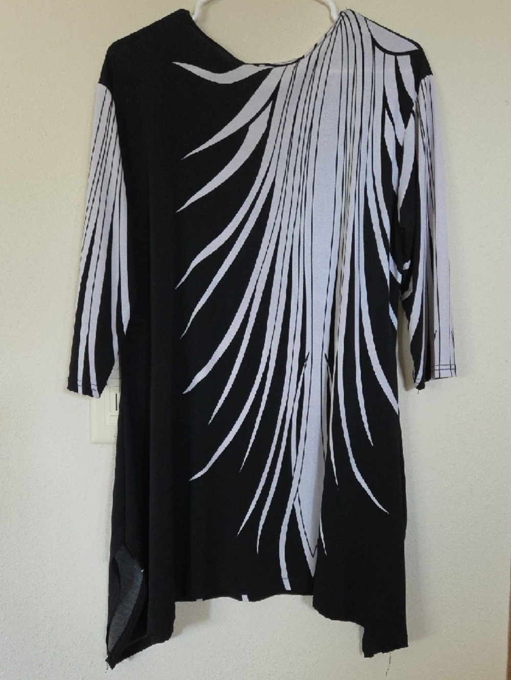 Valentina Black & White Long Sleeve Abstract V-Neck Tunic Top - Picture 4 of 4